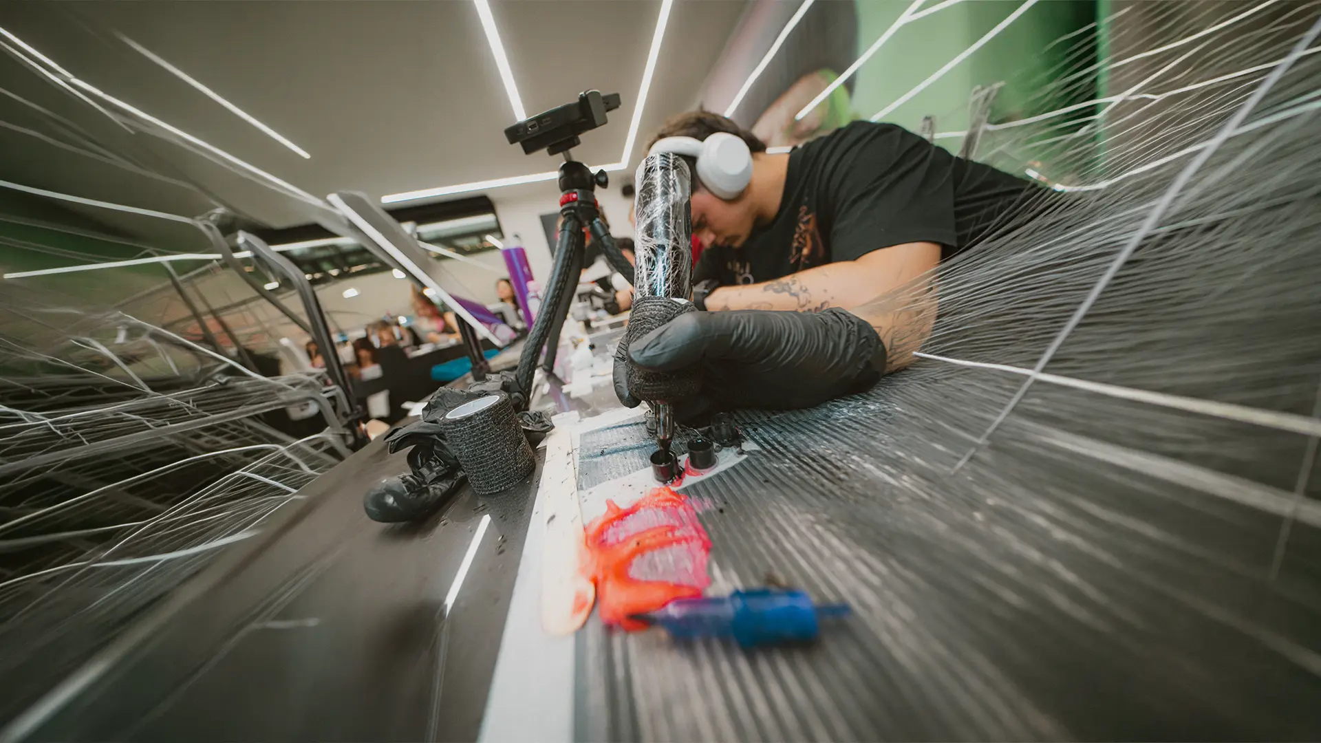 Tatuador profesional trabajando en Ganga Tattoo Academy